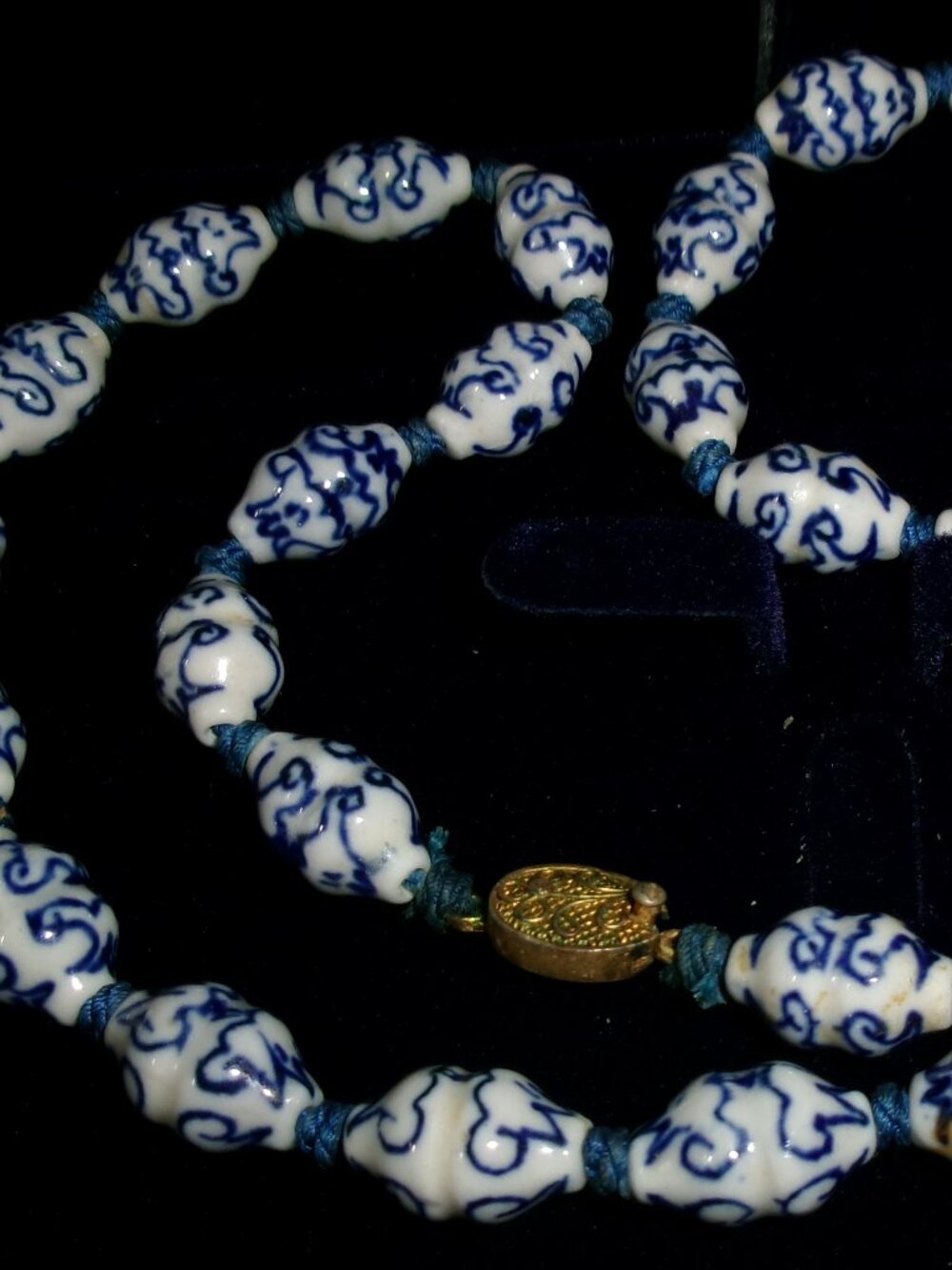 Vintage Chinese Blue & White Painted Porcelain Bead Hand-Knotted 24" Necklace - Picture 4 of 5
